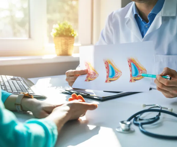 پايين بودن سينه از پروتز